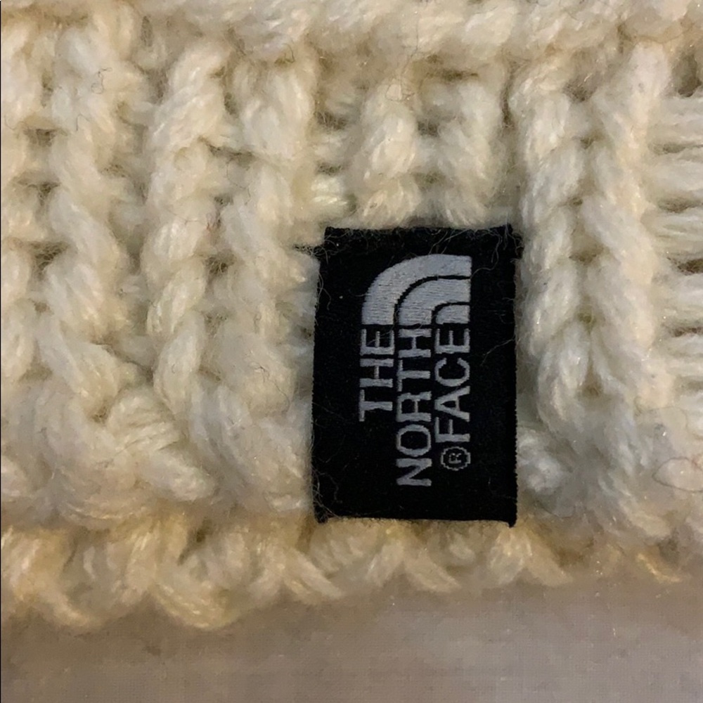 North face cream knit beanie with fur Pom. - Picture 2 of 4